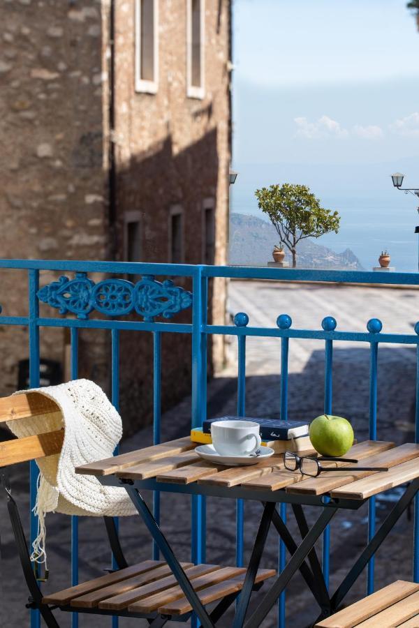 Camera Matrimoniale con Balcone e Vista Mare