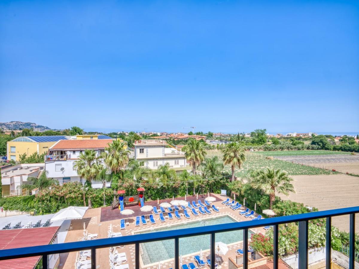 Deluxe Triple Room Balcony