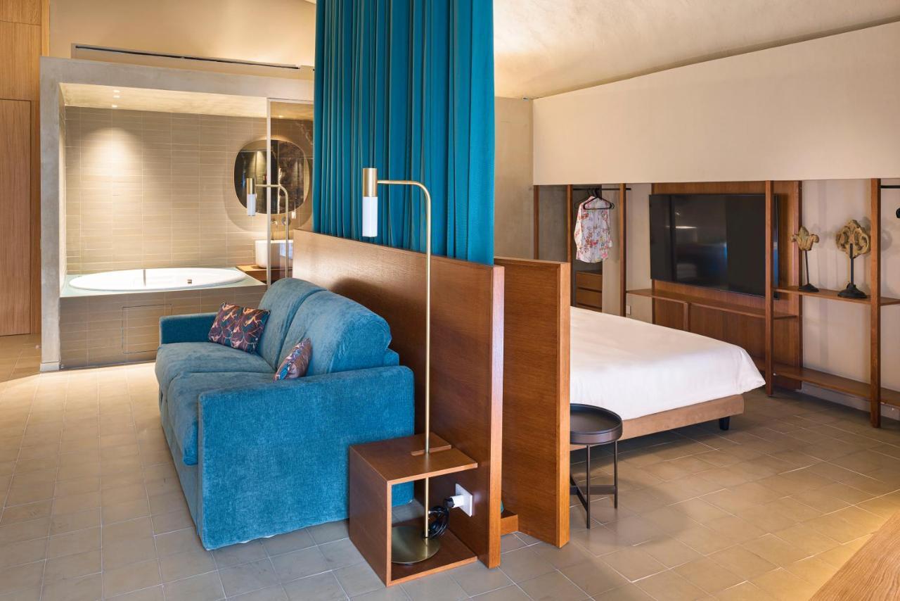 Deluxe Suite Spa Bath
