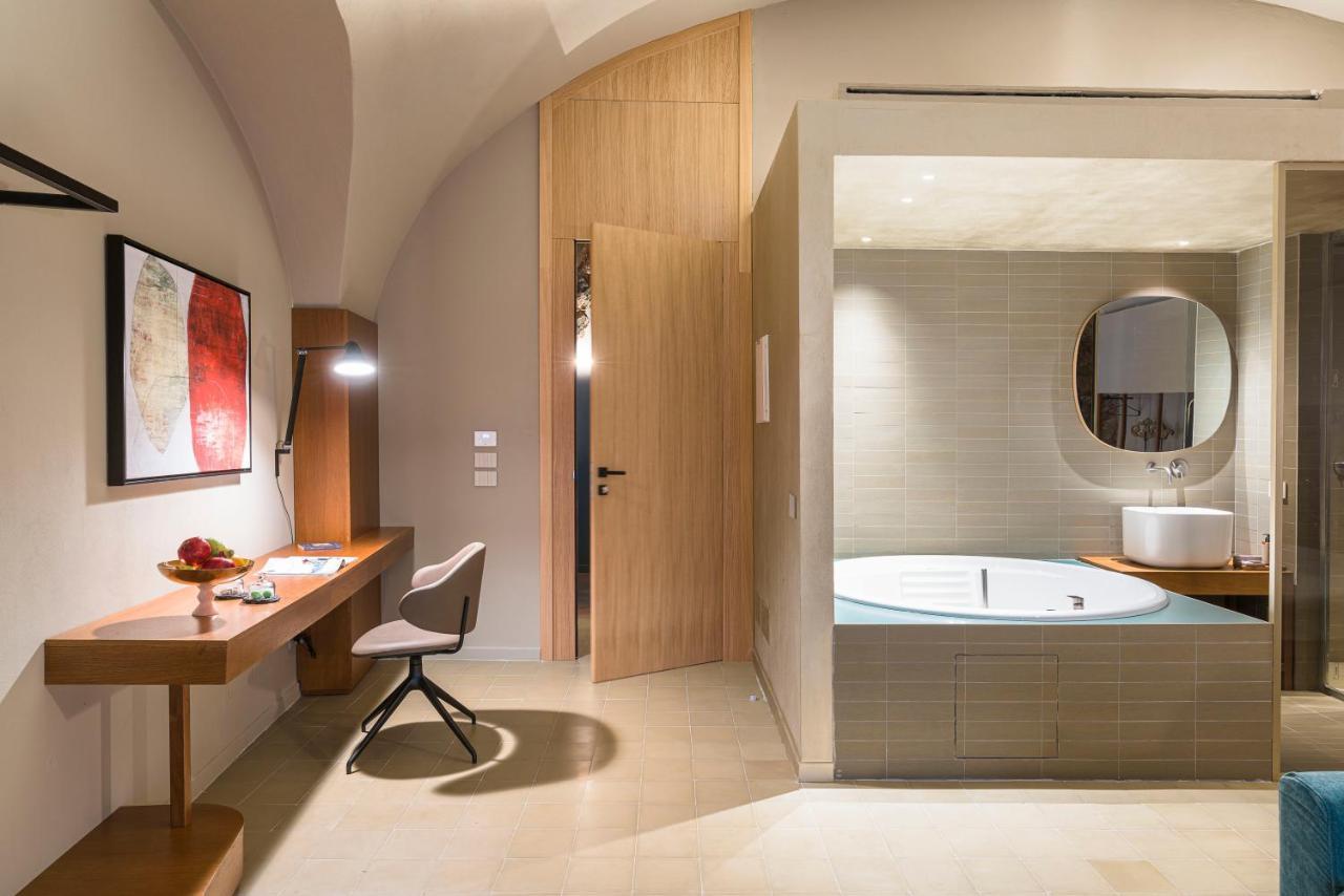 Deluxe Suite Spa Bath