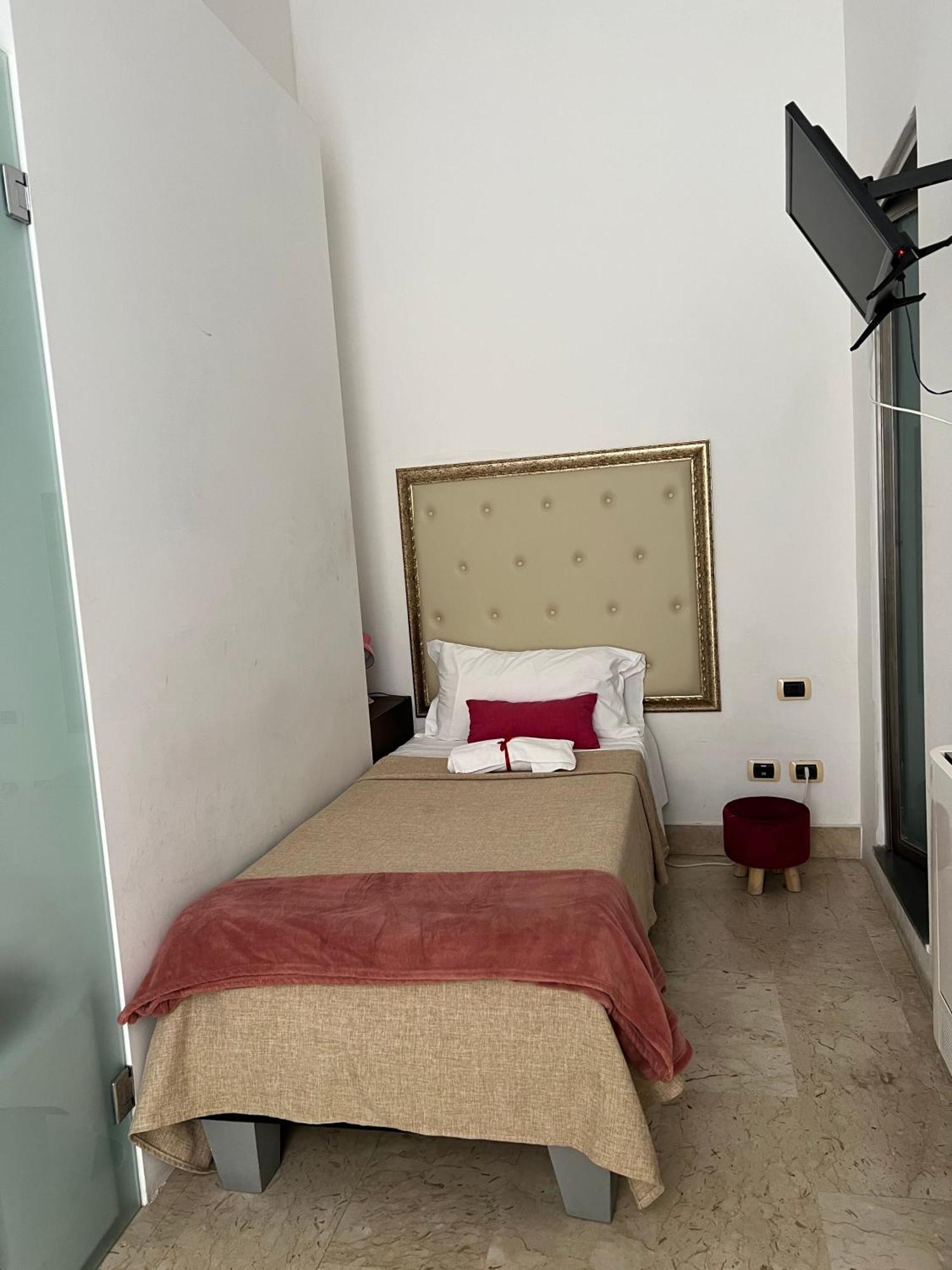 Deluxe Single Room,1216104547:JPEG