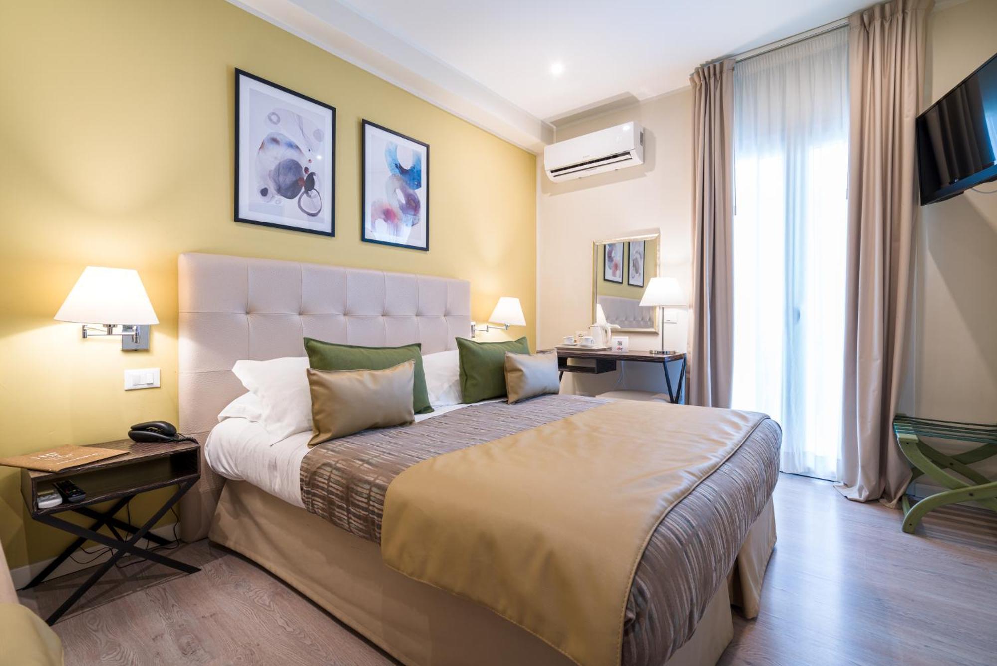 Classic Triple Room Lateral Sea View
