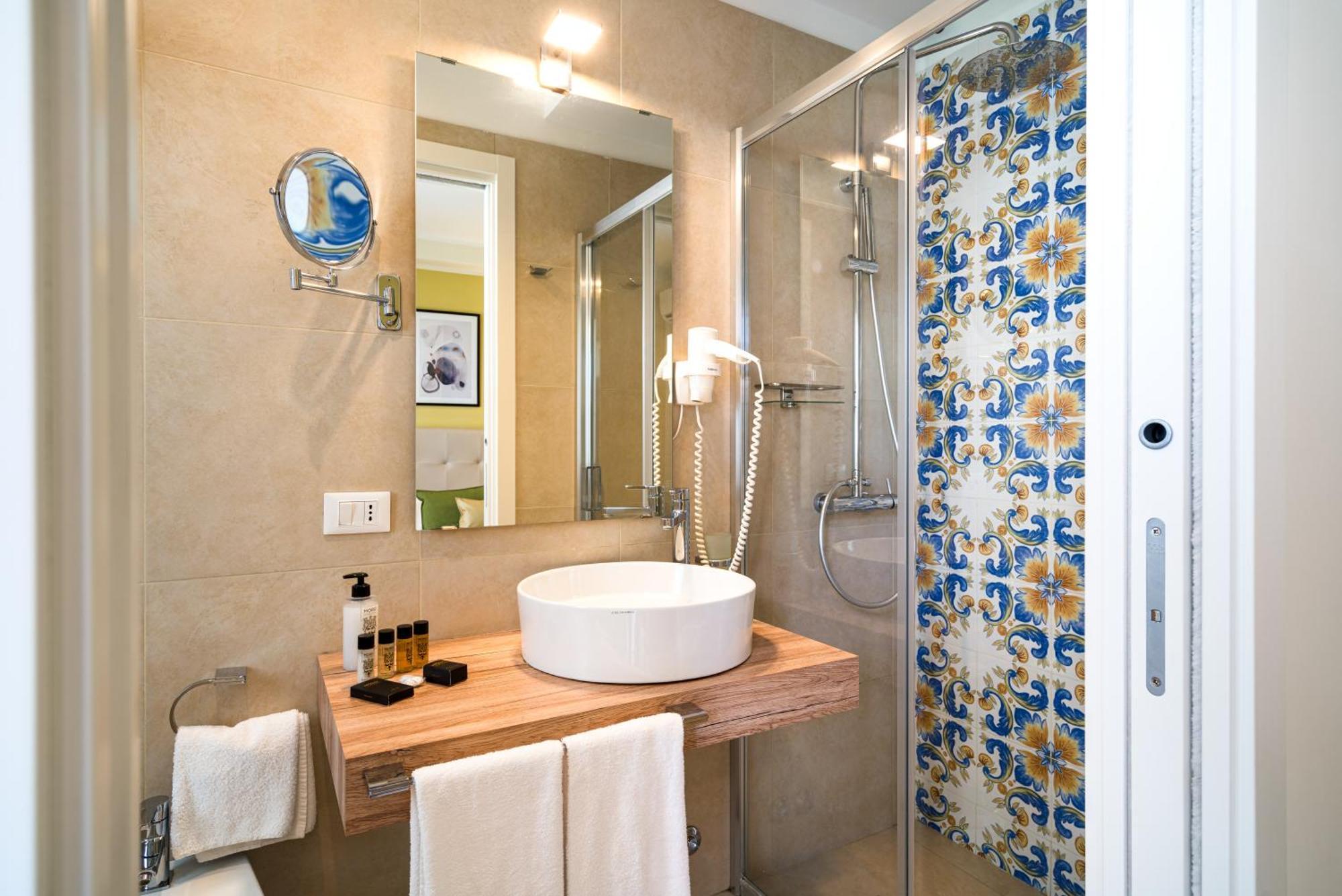 Classic Triple Room Lateral Sea View