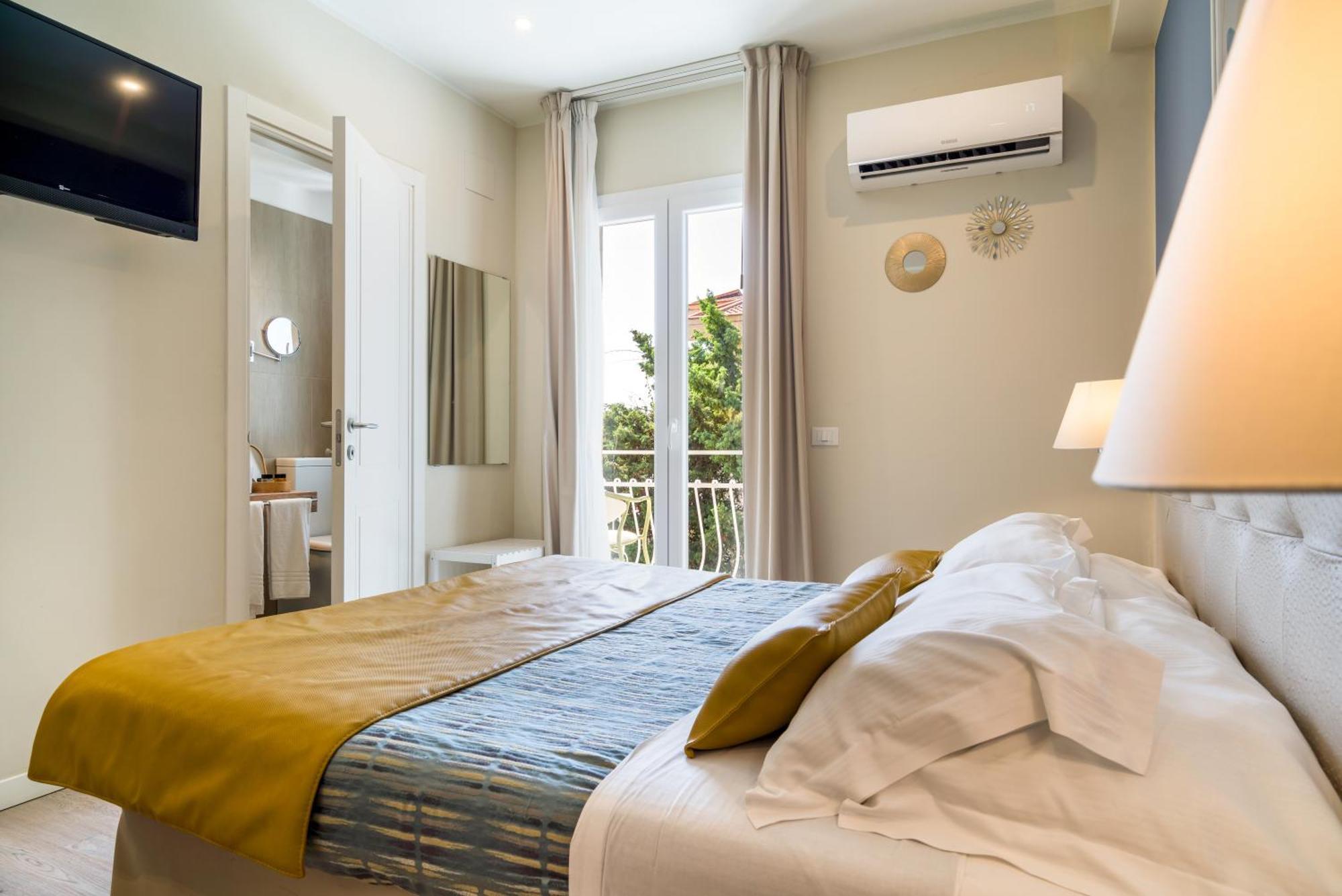 Double or Twin Room Side Sea View