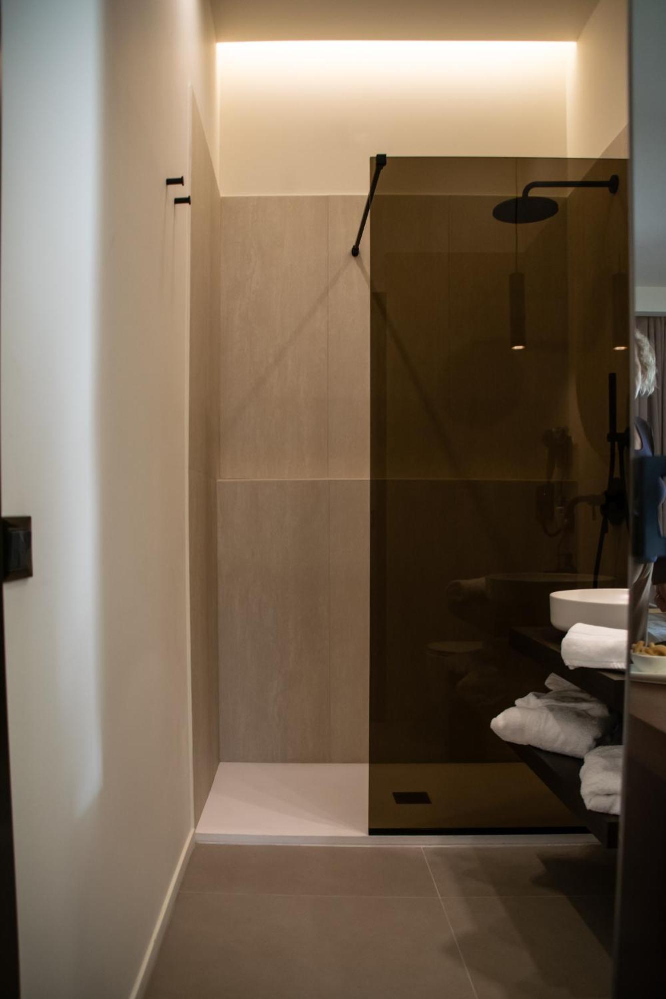 Deluxe Double Room Bath