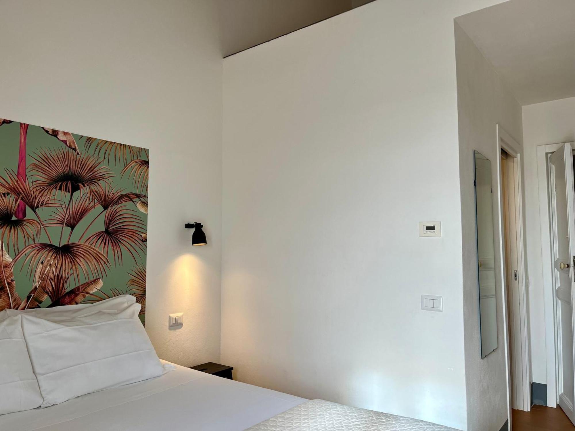 Habitación con cama extragrande y balcón