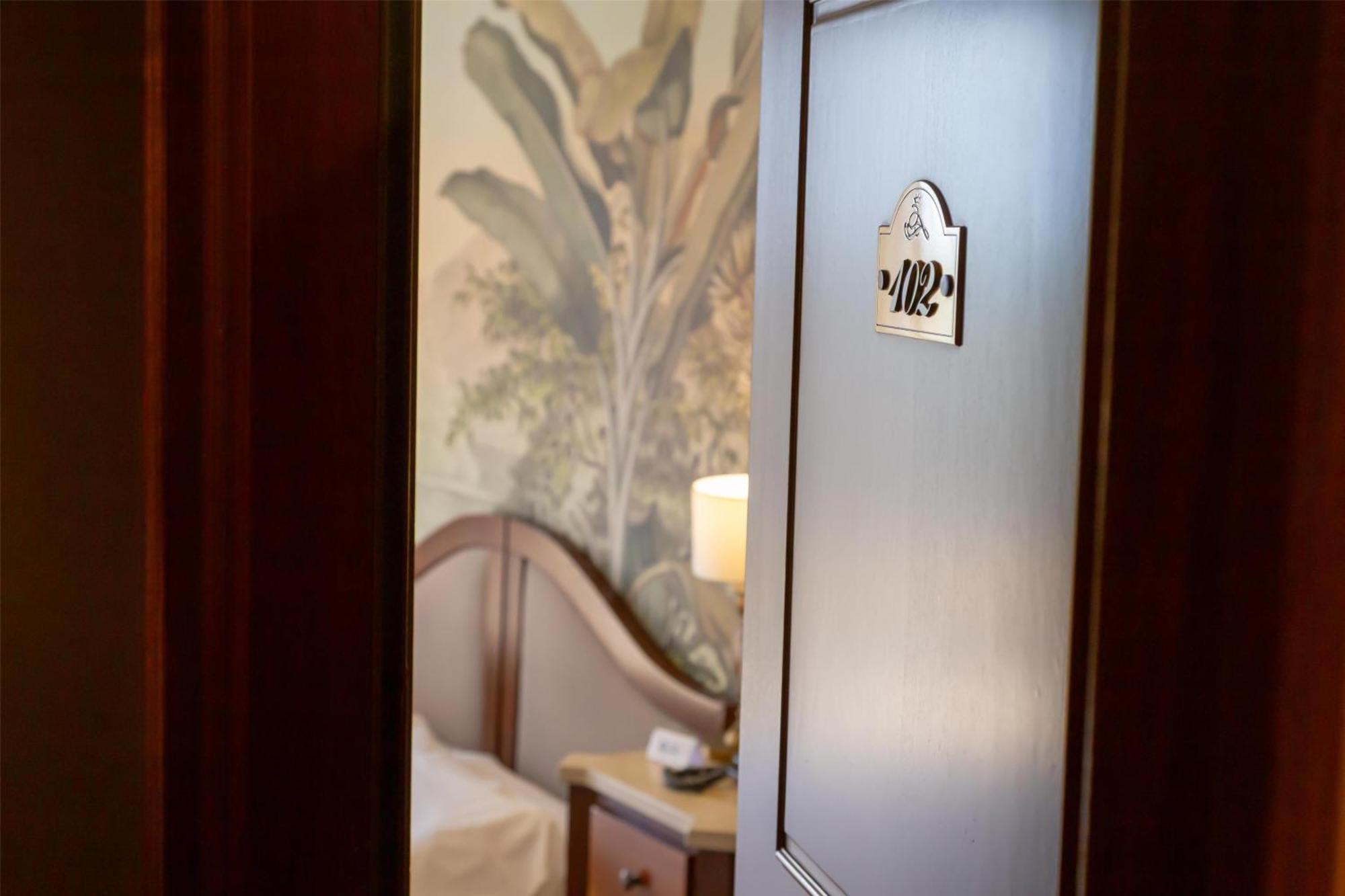 Standard Queen Room
