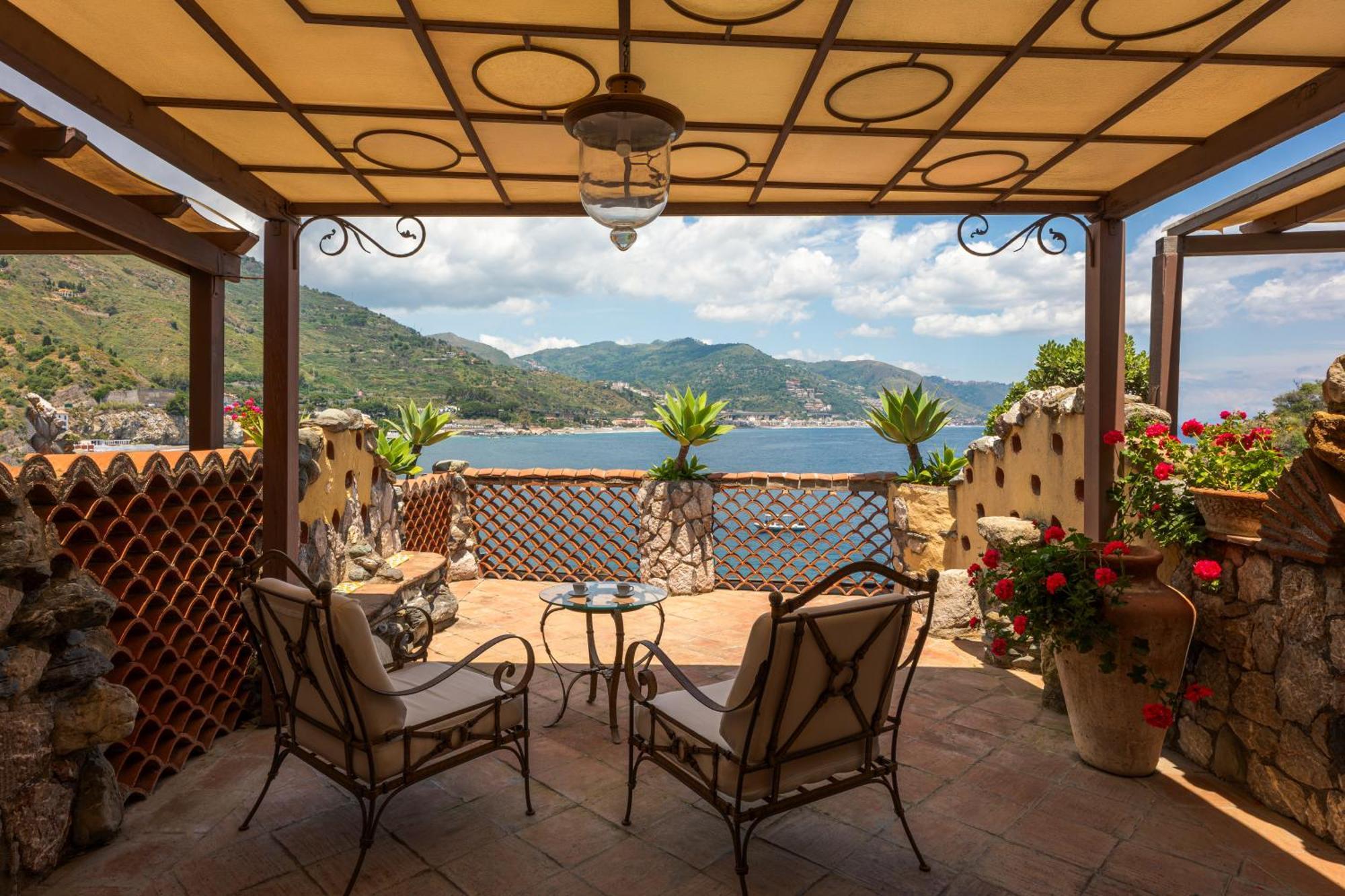 Deluxe Double or Twin Room with Sea View,1681727186:JPEG