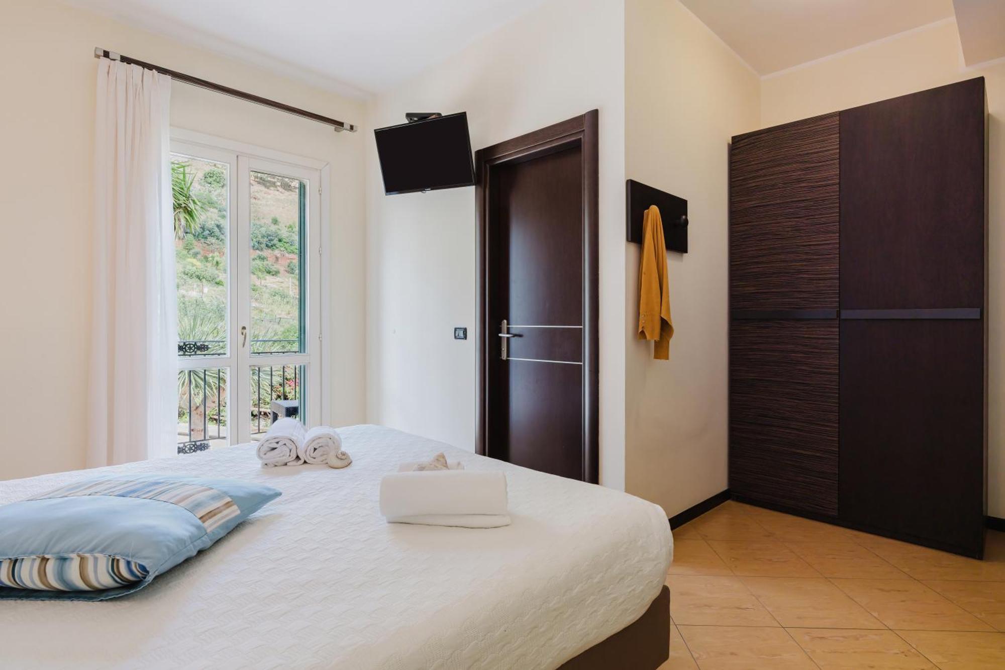 Deluxe Double Room Side Sea View