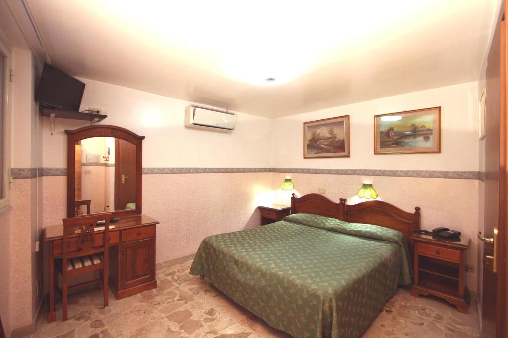 Double or Twin Room Private Bathroom
