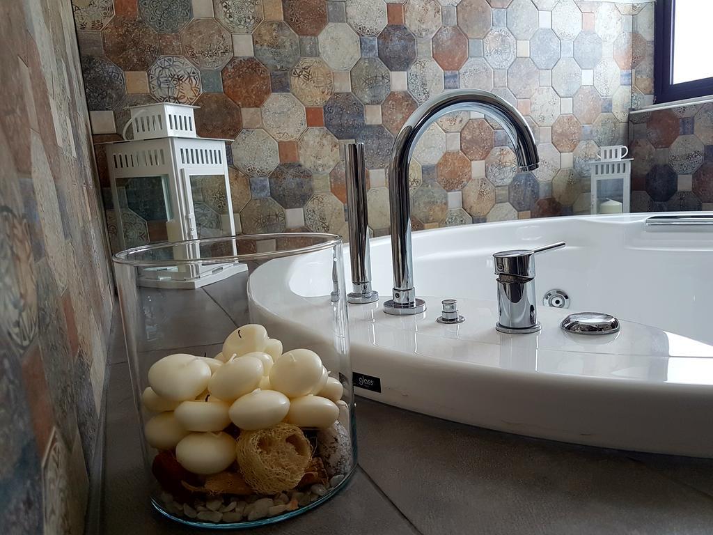 Deluxe Suite Spa Bath