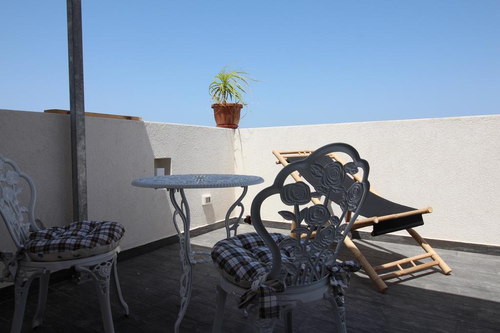 Camera Matrimoniale con Balcone e Vista Mare
