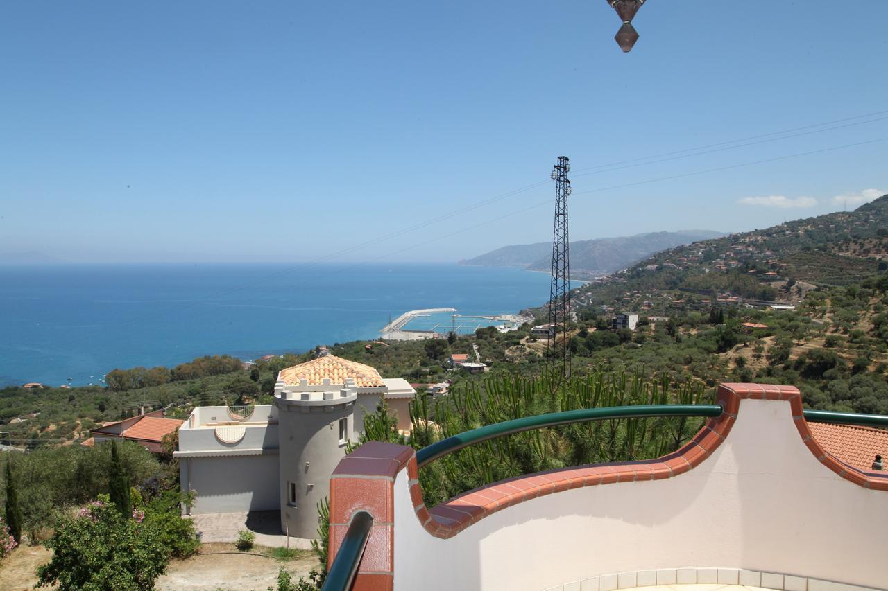 Camera Matrimoniale con Bagno Privato e Balcone con Vista Mare