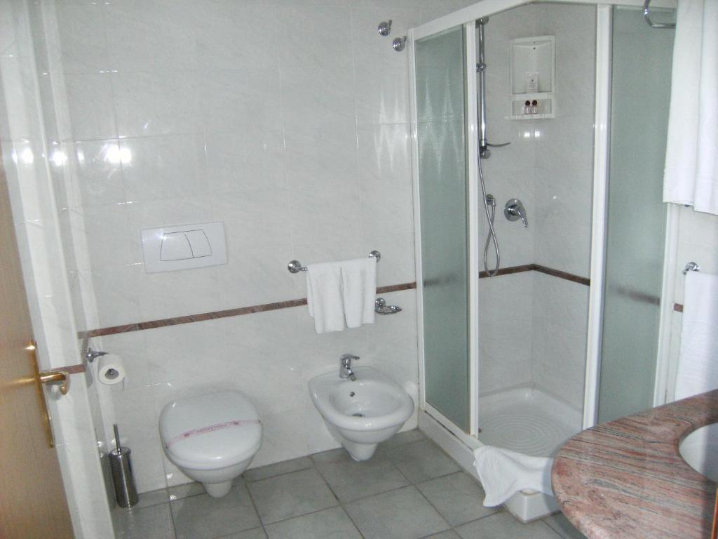 Family Room (2 Adults + 2 Children),63553069:JPEG