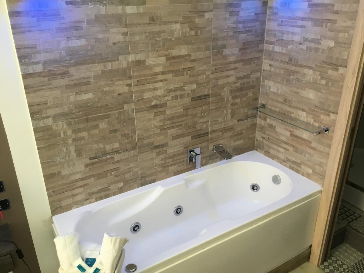 Deluxe Suite Jacuzzi