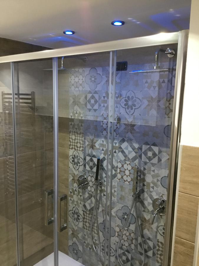 Junior Suite Hydro-massage Shower