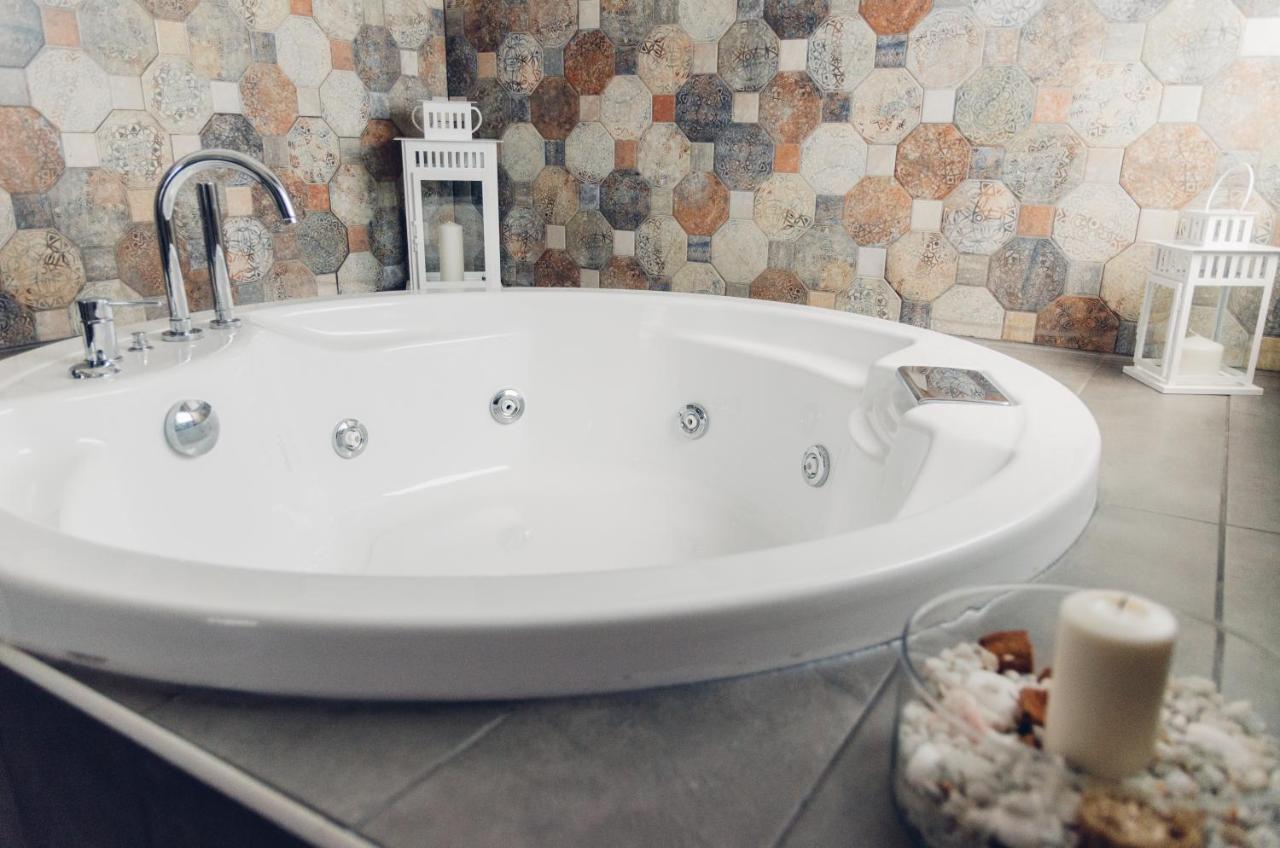 Deluxe Suite Spa Bath