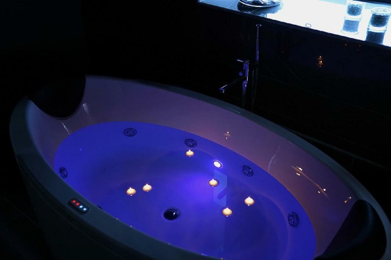 King Suite Spa Bath