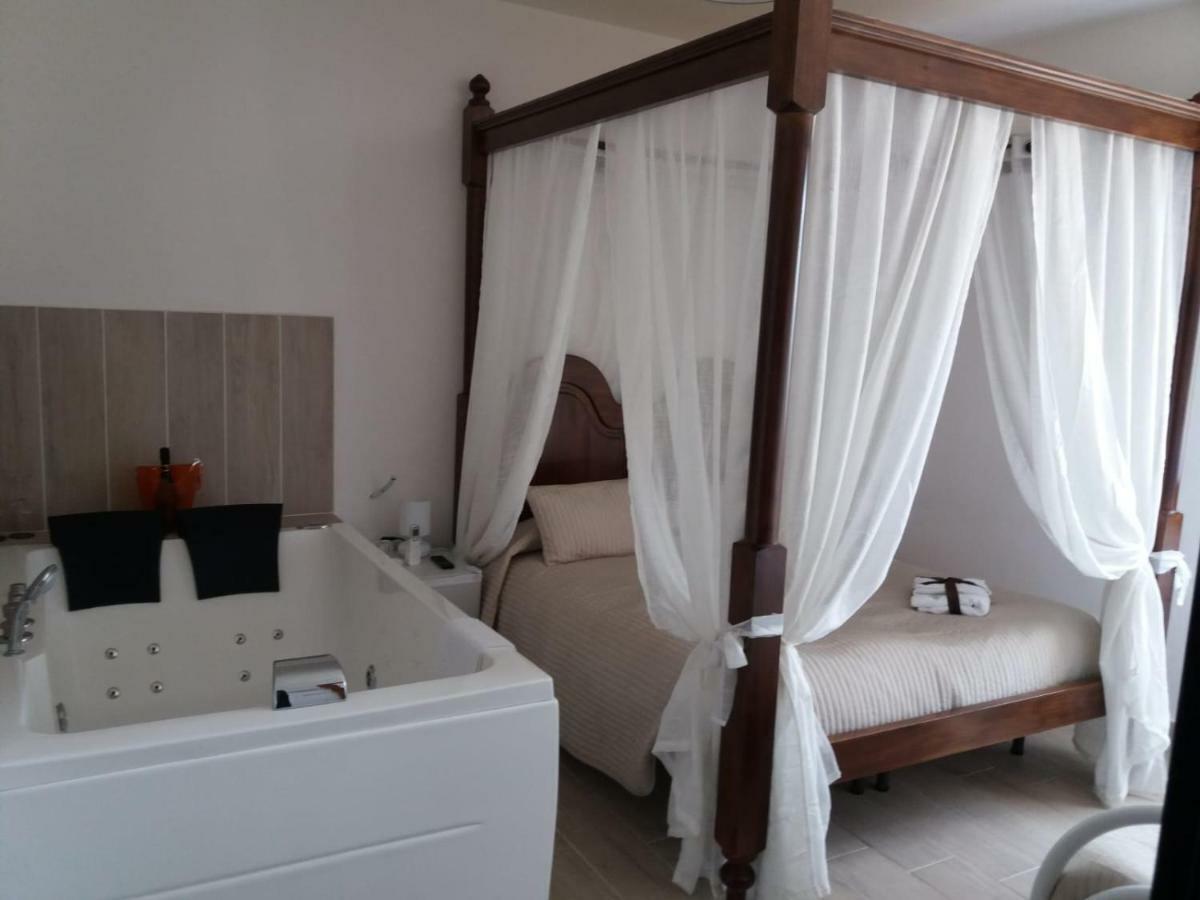 Habitación con cama extragrande y bañera de hidromasaje