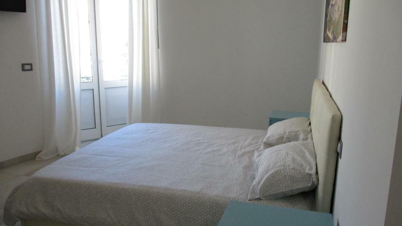 Habitación con cama grande y balcón