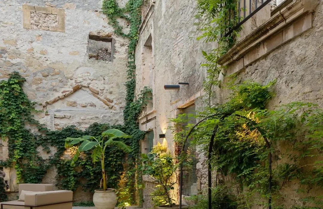 Isabella Di Castiglia Apartments-1