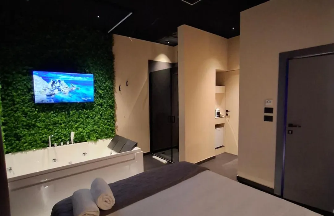Dark & Light Rooms & Luxury Suites-1