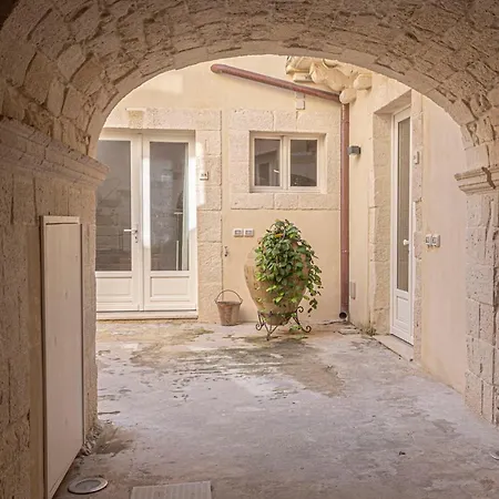 Isabella Di Castiglia Apartments-2