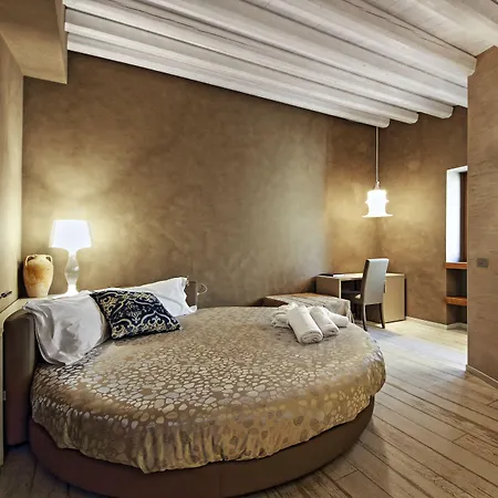 Notti O' Tunn Luxury Rooms In Centro-2