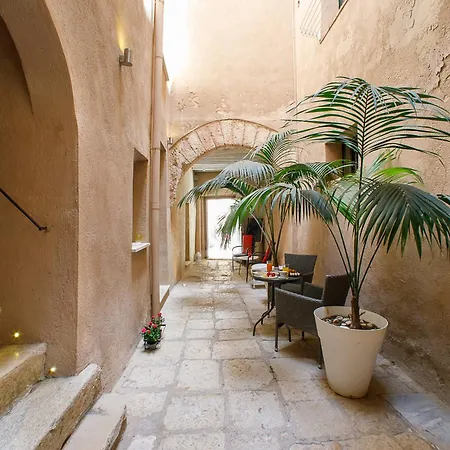 Secret B&B-2